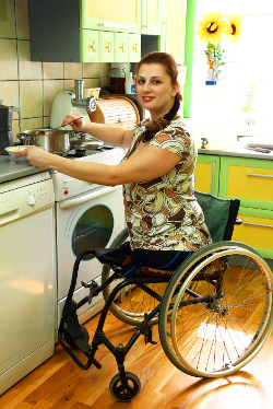 Frau im Rollstuhl in der Küche